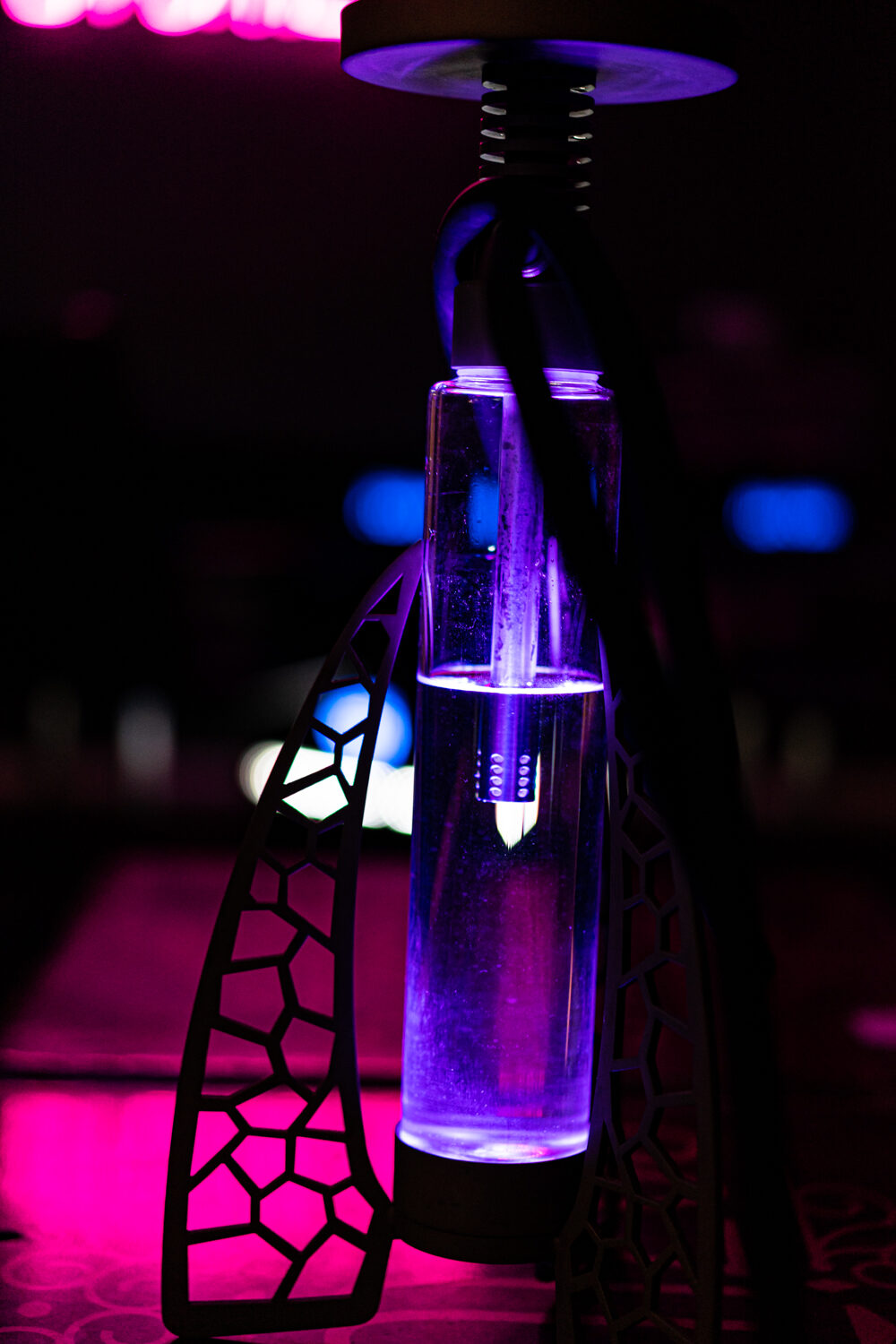 Beleuchtete Shisha im Dunkeln