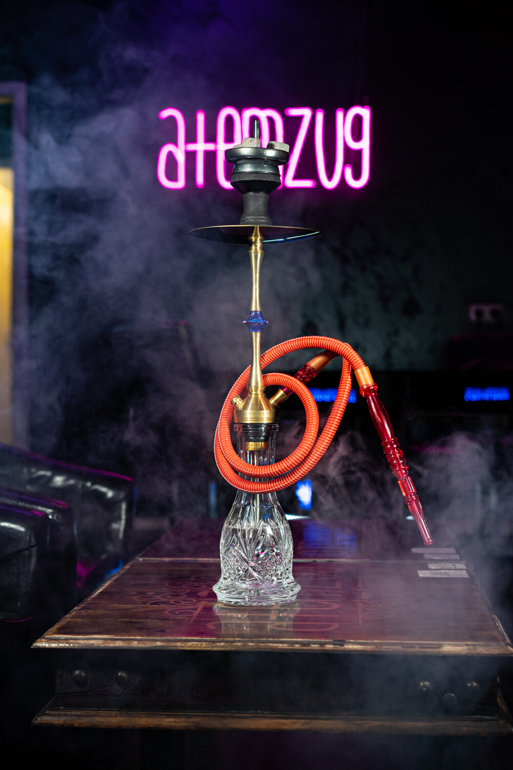 Shisha mit Rauch unter dem pinken Atemzug-Neon