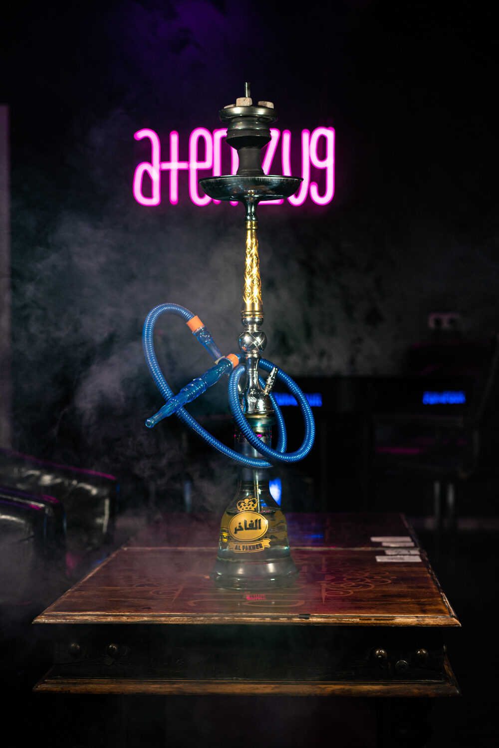 Shisha mit Neon und Rauch